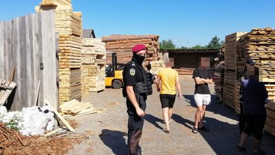 На Волині другу добу тривають обшуки: вилучили понад дві сотні кубів деревини На Волині другу добу тривають обшуки: вилучили понад дві сотні кубів деревини