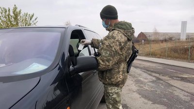 Прямувала з РФ в Україну: на Луганщині затримали жінку, яка знаходилась у розшуку