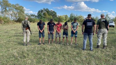 На Закарпатті затримали 20-х людей, які намагалися незаконно перетнути кордон На Закарпатті затримали 20-х людей, які намагалися незаконно перетнути кордон