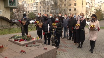 У Херсоні вшанували загиблих під час Голодоморів в Україні У Херсоні вшанували загиблих під час Голодоморів в Україні
