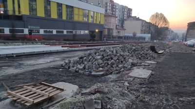 Реконструкція вулиці Шевченка. Фахівці монтують трамвайні плити та колії