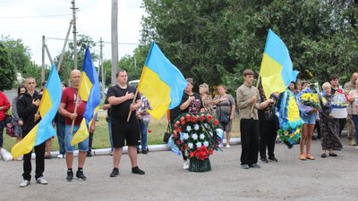 На Кіровоградщині попрощалися з захисниками Сергієм Поліщуком і Денисом Пильненьким На Кіровоградщині попрощалися з захисниками Сергієм Поліщуком і Денисом Пильненьким