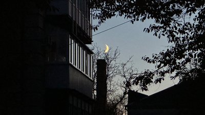 Місяць у сутінках, 26 жовтня 2025 року, Хмельницький
