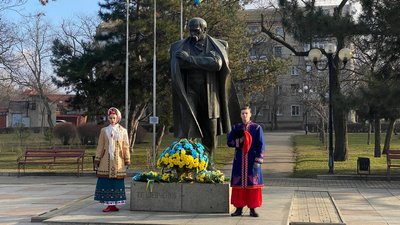 Виконання гімну та урочисте покладання квітів: в Миколаєві відзначали День Соборності України Виконання гімну та урочисте покладання квітів: в Миколаєві відзначали День Соборності України