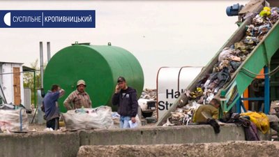На міському сміттєзвалищі сміття сортують вручну – на переробку і спалювання На міському сміттєзвалищі сміття сортують вручну – на переробку і спалювання