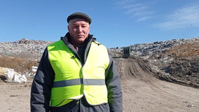 "Це наше місто. Що могли, те й робили": історія комунальників з-під Харкова, які рятували техніку під авіаударами "Це наше місто. Що могли, те й робили": історія комунальників з-під Харкова, які рятували техніку під авіаударами