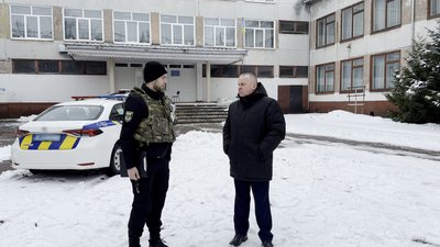 Начальник міського управління освіти в Прилуках на Чернігівщині спілкується з правоохоронцем Начальник міського управління освіти в Прилуках на Чернігівщині спілкується з правоохоронцем