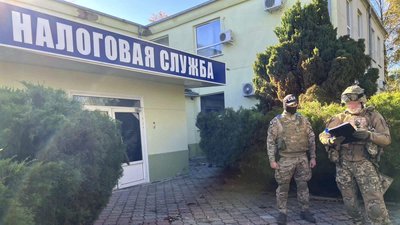 Допомагала окупантам збирати податки та вести документацію: затримали податківицю з Куп'янська