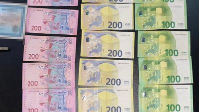 "Заробила 150 тисяч євро за місяць". У Чернівцях затримали жінку, яка робила фіктивні документи для перетину кордону "Заробила 150 тисяч євро за місяць". У Чернівцях затримали жінку, яка робила фіктивні документи для перетину кордону