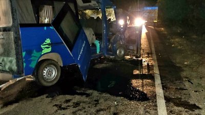 На Миколаївщині на трасі М-14 сталася аварія. П’ять людей травмовано На Миколаївщині на трасі М-14 сталася аварія. П’ять людей травмовано