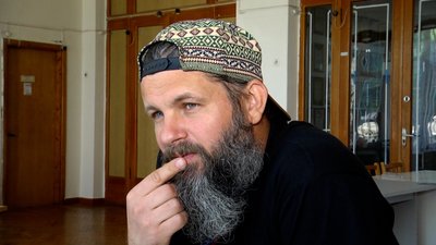 Житомирянин Тарас Орешников вирізьблює патріотичну композицію на кістці кабана Житомирянин Тарас Орешников вирізьблює патріотичну композицію на кістці кабана