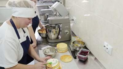 Жінка робить торт, березень 2026 року, Хмельницький