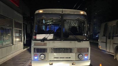 ДТП у Хмельницькому: пенсіонерка травмувалась, заходячи до автобуса
