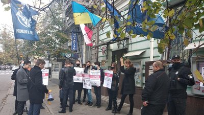 У Харкові вийшли на підтримку жінок Польщі — поруч акція проти