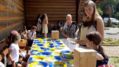 Зібрали 11 тис. грн за 10 хвилин. У Косові на Франківщині діти проводять ярмарки на підтримку ЗСУ Зібрали 11 тис. грн за 10 хвилин. У Косові на Франківщині діти проводять ярмарки на підтримку ЗСУ