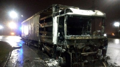 У Дніпрі на з'їзді з мосту горіла фура У Дніпрі на з'їзді з мосту горіла фура
