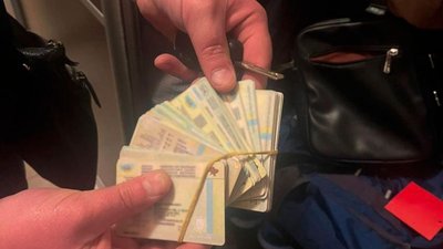 Полтавцям, які продавали нерозмитнені авто через Інтернет, обрали запобіжні заходи Полтавцям, які продавали нерозмитнені авто через Інтернет, обрали запобіжні заходи