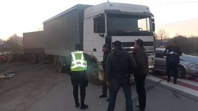 Перебігав дорогу. На Прикарпатті через пішохода сталася аварія Перебігав дорогу. На Прикарпатті через пішохода сталася аварія