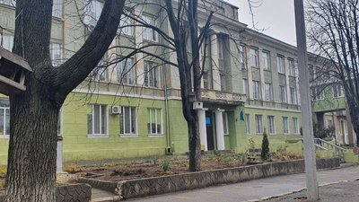 В одеській школі №111 під час уроків зі стелі впала штукатурка В одеській школі №111 під час уроків зі стелі впала штукатурка