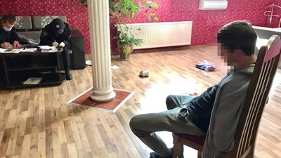 Побили, зв'язали та вкрали 300 тисяч: закарпатця, підозрюваного у розбійному нападі затримали Побили, зв'язали та вкрали 300 тисяч: закарпатця, підозрюваного у розбійному нападі затримали