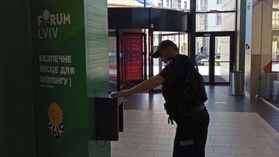 У Львові через повідомлення про замінування ТРЦ евакуювали майже 3000 людей У Львові через повідомлення про замінування ТРЦ евакуювали майже 3000 людей