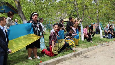 Мешканці Борислава зустріли скорботний кортеж з тілом військового водія Юрія Багнія Мешканці Борислава зустріли скорботний кортеж з тілом військового водія Юрія Багнія