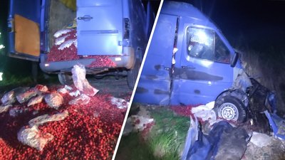 На Черкащині перекинувся автобус з овочами. Водія ушпиталили