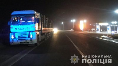 Не було видно у темряві: неподалік Рівного вантажівка насмерть збила пішохода Не було видно у темряві: неподалік Рівного вантажівка насмерть збила пішохода