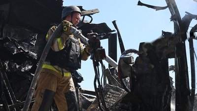 Рятувальник гасить пожежу, що виникла внаслідок атаки на Миколаїв