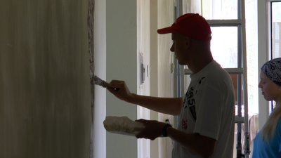 В Івано-Франківську волонтери допомагають облаштувати католицьку школу В Івано-Франківську волонтери допомагають облаштувати католицьку школу