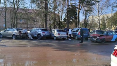 Занесло на парковку: у Чернігові водій BMW протаранив чотири автівки Занесло на парковку: у Чернігові водій BMW протаранив чотири автівки