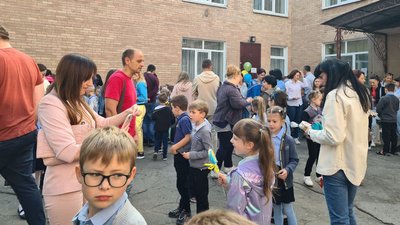 У сумській школі влаштували ярмарок "Від маленьких сердець до великої Перемоги" У сумській школі влаштували ярмарок "Від маленьких сердець до великої Перемоги"