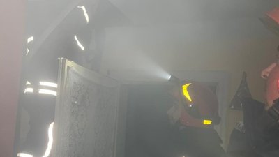 В Івано-Франківську надзвичайники врятували з пожежі будинку двох людей В Івано-Франківську надзвичайники врятували з пожежі будинку двох людей