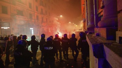 Коктейлі молотова та розграбовані магазини. В Італії пройшли масові протести проти карантину Коктейлі молотова та розграбовані магазини. В Італії пройшли масові протести проти карантину