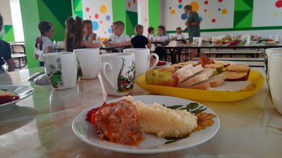 Реформа харчування у школах: як за новими стандартами у Волновасі годують дітей Реформа харчування у школах: як за новими стандартами у Волновасі годують дітей