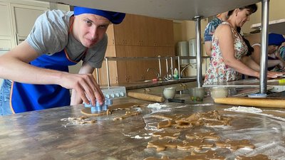 «Я прикрашав їх своїми руками»: у Полтаві людей з інвалідністю вчили випікати пряники
