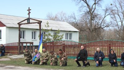 Люди провели захисника в останню путь живим коридором стоячи на колінах Люди провели захисника в останню путь живим коридором стоячи на колінах