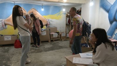 ВОЛОНТЕРИ БЕЗПЛАТНО РОЗДАЮТЬ РЕЧІ ПЕРЕСЕЛЕНЦЯМ ВОЛОНТЕРИ БЕЗПЛАТНО РОЗДАЮТЬ РЕЧІ ПЕРЕСЕЛЕНЦЯМ