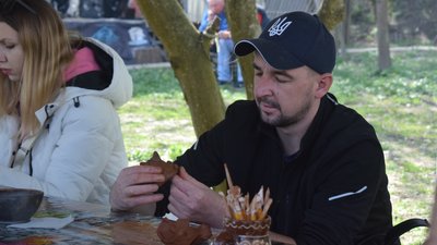 На Черкащині на ярмарку ветерани ліпили котиків з глини На Черкащині на ярмарку ветерани ліпили котиків з глини
