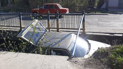 У Кропивницькому легковий автомобіль впав з мосту У Кропивницькому легковий автомобіль впав з мосту