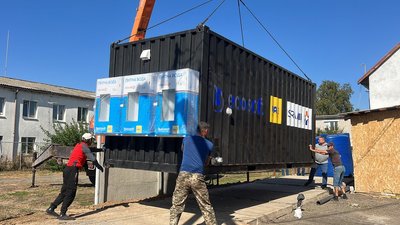 До села Миколаївське Шевченківської громади міжнародна організація "IsraAid" привезла мобільну станцію очищення води вартістю в 60 тисяч доларів. Потужність мобільної контейнерної установки очищення води складає 1500 літрів на годину.