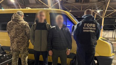 Прикордонники та чоловіки, які їхали в автомобілі