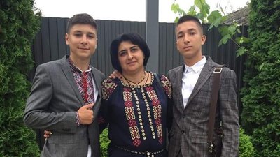 «Одягни шапку, а він мені "ну мам, ми ж в армії"». Військова психологиня з Чернівців з синами поїхала на фронт «Одягни шапку, а він мені "ну мам, ми ж в армії"». Військова психологиня з Чернівців з синами поїхала на фронт