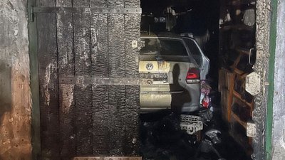 Гараж і автівка після підпалу