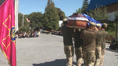 Ігоря Бабко в останню путь проводжали навколішках, 8 вересня 2023, Хмельницький Ігоря Бабко в останню путь проводжали навколішках, 8 вересня 2023, Хмельницький