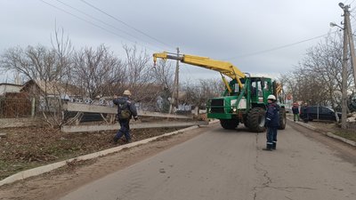 Робітники АТ "Миколаївобленерго" встановлюють опори, 5 січня 2024 року.