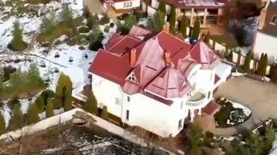 Незаконно зведений будинок біля річки Дніпро
