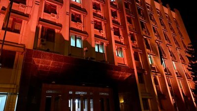 Будівлю Одеської ОДА підсвітили помаранчевим на знак протидії насильству Будівлю Одеської ОДА підсвітили помаранчевим на знак протидії насильству