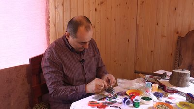Михайло Зеленчук з Івано-Франківщини виготовляє традиційний гуцульський убір — чільце Михайло Зеленчук з Івано-Франківщини виготовляє традиційний гуцульський убір — чільце