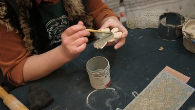 Зайчики, пташки, янголята та коники. Вінницька мисткиня виготовляє новорічні прикраси на ялинку Зайчики, пташки, янголята та коники. Вінницька мисткиня виготовляє новорічні прикраси на ялинку